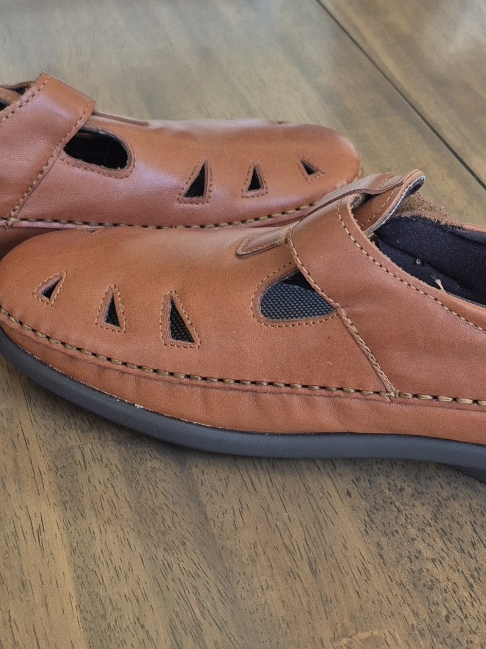 SAS women's leather shoe with velcro adjustment